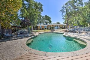 een zwembad in een tuin met een huis bij Luxe Auburn Hideaway with Tennis Court and Views! in Auburn