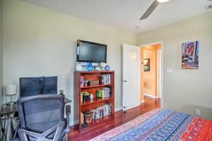 TV a/nebo společenská místnost v ubytování Updated San Diego Home with Private Yard and Grill!