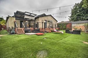 Zahrada ubytování Updated San Diego Home with Private Yard and Grill!