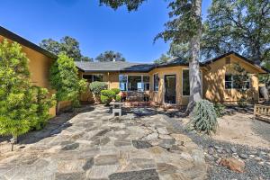 Κήπος έξω από το Luxe Auburn Hideaway with Tennis Court and Views!