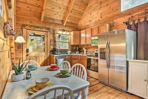 Cozy Pigeon Forge Cabin with Resort Amenities!