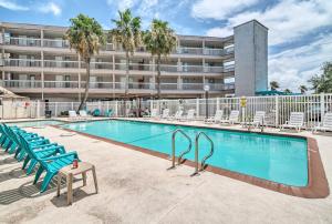 Peldbaseins naktsmītnē Sun-Soaked Texas Condo with North Beach Access! vai tās tuvumā