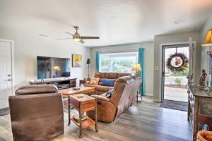 Μια τηλεόραση ή/και κέντρο ψυχαγωγίας στο San Marcos Home with Patio and Grill - Walk to Lake!