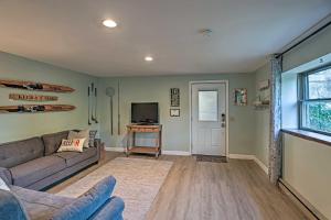 Newly Renovated Penn Yan Apartment Less Than 1 Mi to Lake!的电视和/或娱乐中心