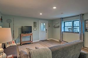 Newly Renovated Penn Yan Apartment Less Than 1 Mi to Lake!的电视和/或娱乐中心