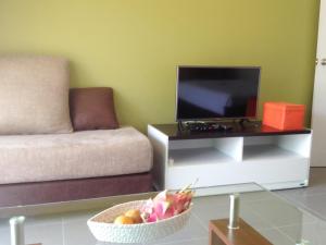 En TV eller et underholdningssystem på Coconut Homes Khao Lak