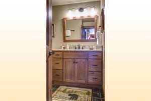 uma casa de banho com um lavatório e um espelho em Bear Claw 311 - Bear Claw II Building em Steamboat Springs