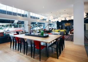 Un restaurante u otro lugar para comer en citizenM Zürich