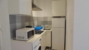Kuchyň nebo kuchyňský kout v ubytování APARTAMENTO HABANERAS A 150M DEL MAR