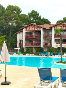 uma vista para o hotel a partir da piscina em Appart-dans Résidence de vacances au coeur du Golf-Le domaine de Gascogne em Biscarrosse