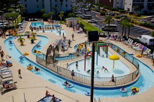 un parque acuático cubierto con gente jugando en él en Myrtle Beach Resort, en Myrtle Beach