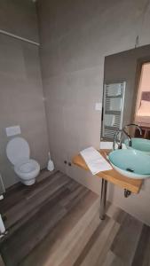 Kúpeľňa v ubytovaní KASNAR ROOMS + 11 fotografií