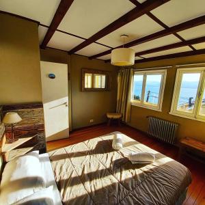 Säng eller sängar i ett rum på Bariloche Hostel