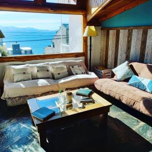 ein Wohnzimmer mit einem Sofa und einem Tisch in der Unterkunft Bariloche Hostel in San Carlos de Bariloche