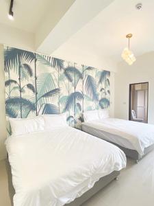 宜蘭市的住宿－Chill鬆口氣-包棟民宿，卧室内的两张床,配有热带壁纸