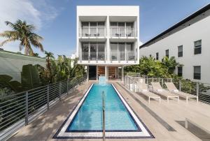 ein Schwimmbad in der Mitte eines Gebäudes in der Unterkunft The Meridian Hotel Miami Beach in Miami Beach
