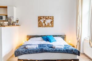 a bedroom with a bed with blue pillows on it at 2BR- Available in Lockdown & Perfect for Longstays in Vienna