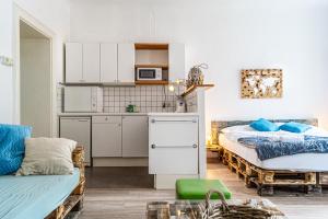 a small room with a bed and a kitchen at 2BR- Available in Lockdown & Perfect for Longstays in Vienna