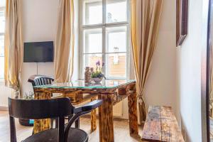 a dining room with a table and a window at 2BR- Available in Lockdown & Perfect for Longstays in Vienna