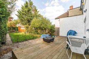 NEW Lux 3BD Family Home wgarden - North London