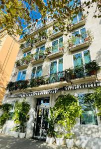 un edificio con piante in vaso di fronte ad esso di Hotel 54 Barceloneta a Barcellona