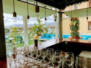 um grupo de copos de vinho sentados num balcão em Hotel 54 Barceloneta em Barcelona