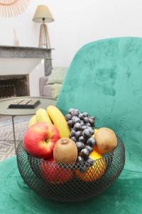 a bowl of fruit sitting on top of a couch at Napoléon Gare 3 T2 RDC ByLocly in Pontivy