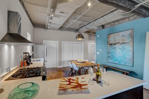 Кухня или мини-кухня в A Friendly Staycation - Downtown Greensboro Close to Major Attractions!
