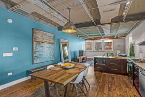 uma cozinha e sala de jantar com uma mesa de madeira em A Friendly Staycation - Downtown Greensboro Close to Major Attractions! em Greensboro