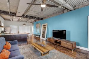 uma sala de estar com um sofá e uma televisão em A Friendly Staycation - Downtown Greensboro Close to Major Attractions! em Greensboro