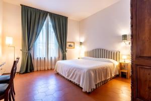 フィレンツェにあるLa Casa del Ghiberti B&Bのベッドルーム1室(ベッド1台、大きな窓付)