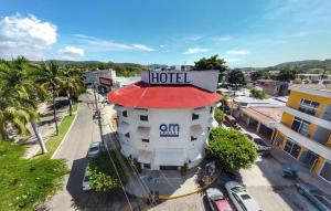 - une vue sur le toit d'un hôtel avec un toit rouge dans l'établissement AM Amakal Hotel & Park, à Santa Cruz Huatulco