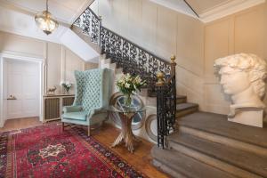 Drylaw House, Grade A Listed Mansion near City Centre في إدنبرة: درج مع تمثال و مزهرية من الزهور