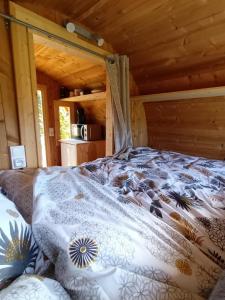 Tempat tidur dalam kamar di Les Cabanes d'Hérande
