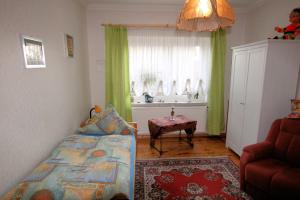 - une chambre avec un lit, une table et une fenêtre dans l'établissement Laatzen - Private Apartment, à Hanovre
