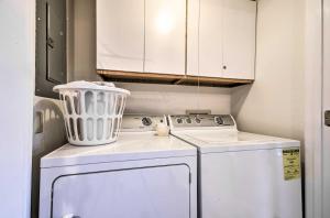 View, Pool and Lake Access Osage Beach Condo!的厨房或小厨房