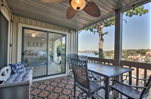 欧塞奇比奇View, Pool and Lake Access Osage Beach Condo!的带桌椅的封闭式门廊