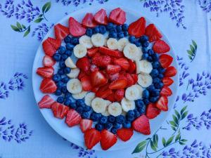 a plate of fruit with strawberries and blueberries at Villa Laura in Lierna