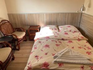 aleSpanie في أولشتين: غرفة نوم مع سرير وبطانية مزهرية