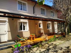 サン・カルロス・デ・バリローチェにあるDoña Emmaの木製のデッキが目の前にある家