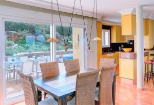 cocina y comedor con mesa y sillas en Luxury Villa at La Sella Resort, en Pedreguer