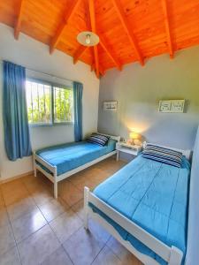 a bedroom with two beds and a window at Tres Deseos in Villa Cura Brochero