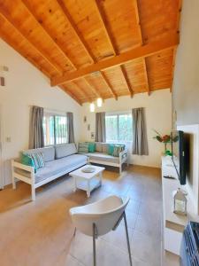 ein Wohnzimmer mit einem Sofa und einem TV in der Unterkunft Tres Deseos in Villa Cura Brochero