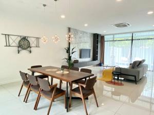 - une salle à manger avec une table, des chaises et un canapé dans l'établissement LeGrace Villa Langkawi Private Pool, à Pantai Cenang