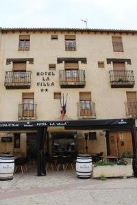 un edificio con un cartel para el hotel la villa en Hotel La Villa, en Requena