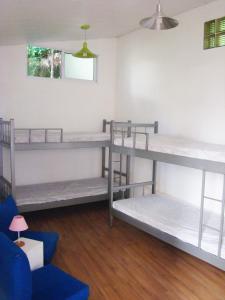 a room with three bunk beds and a couch at Espaço Afrodite Se Quiser in Rio de Janeiro