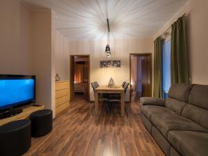 Μια τηλεόραση ή/και κέντρο ψυχαγωγίας στο Vila Bovec Sunrise apartment with balcony