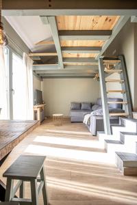 een slaapkamer met een bed en een trap in een kamer bij Lys in Sierra Nevada