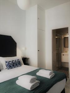 A bed or beds in a room at Hostal Hom Museo