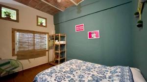 1 dormitorio con cama y pared verde en Apartamento Parota # en Sayulita